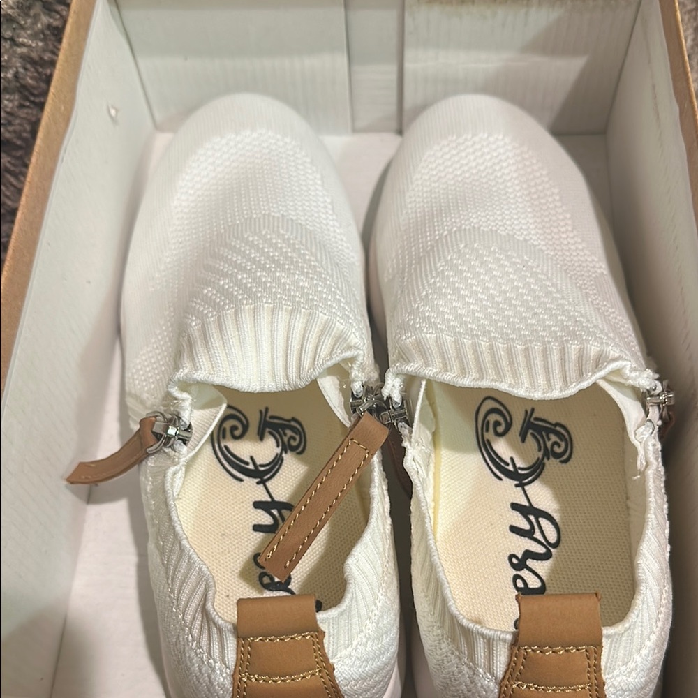 Very G White and Tan Casual Sneakers